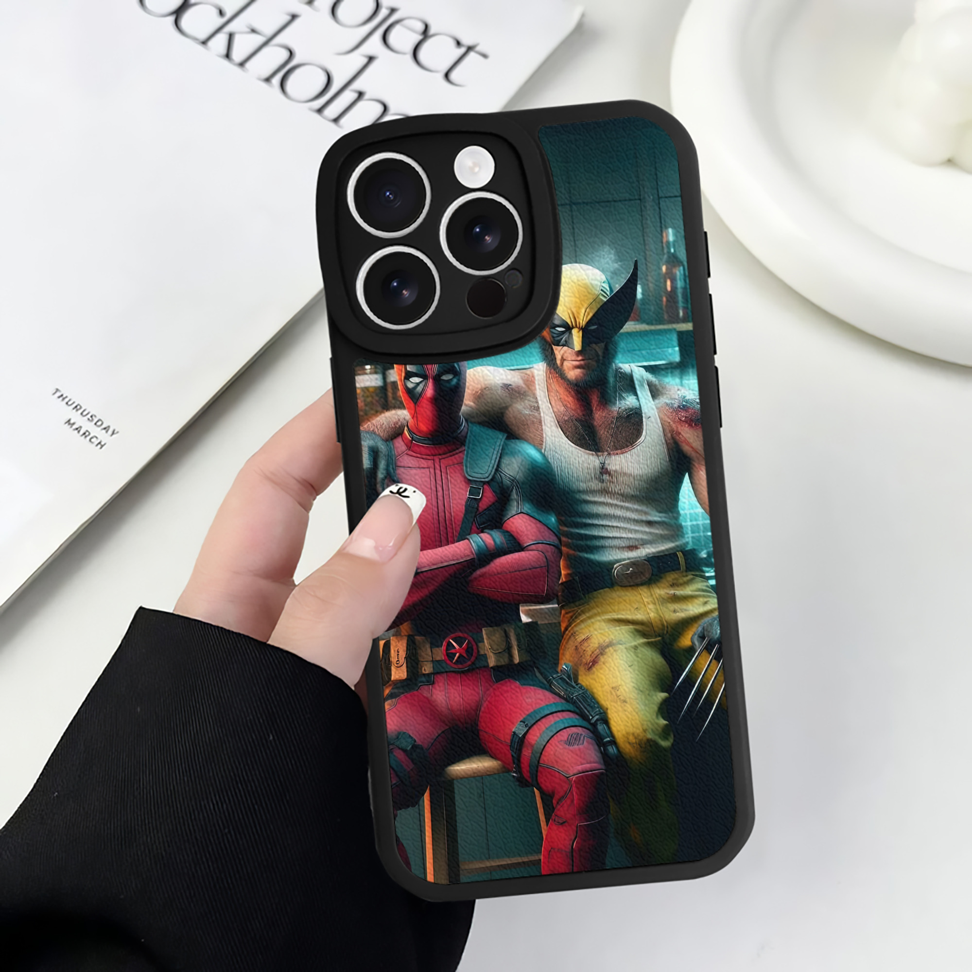 （画像用） Deadpool デッドプール 【iPhone 16シリーズ対応】シリコンスマホケース（レザー調） 材質：シリコン